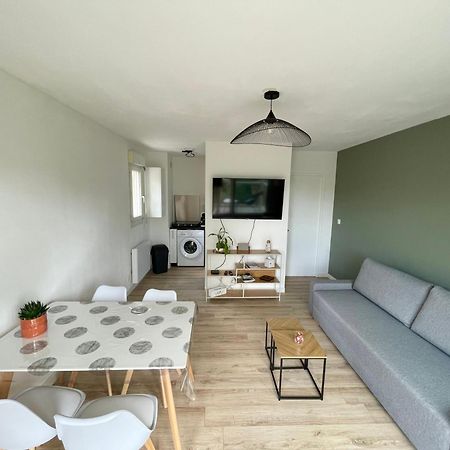 Appartement Avec Loggia Et Parking Prive Louviers Exterior foto