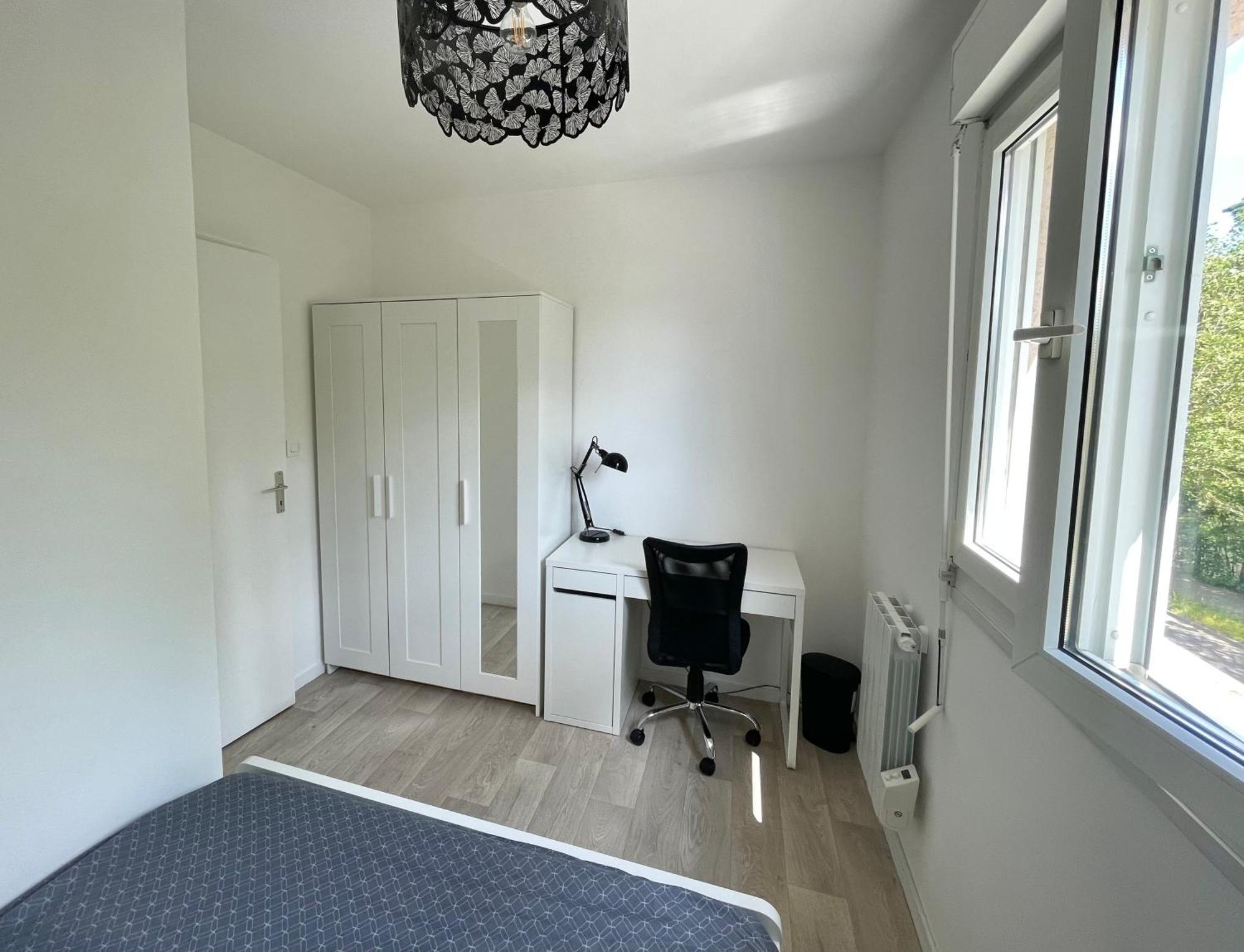 Appartement Avec Loggia Et Parking Prive Louviers Exterior foto