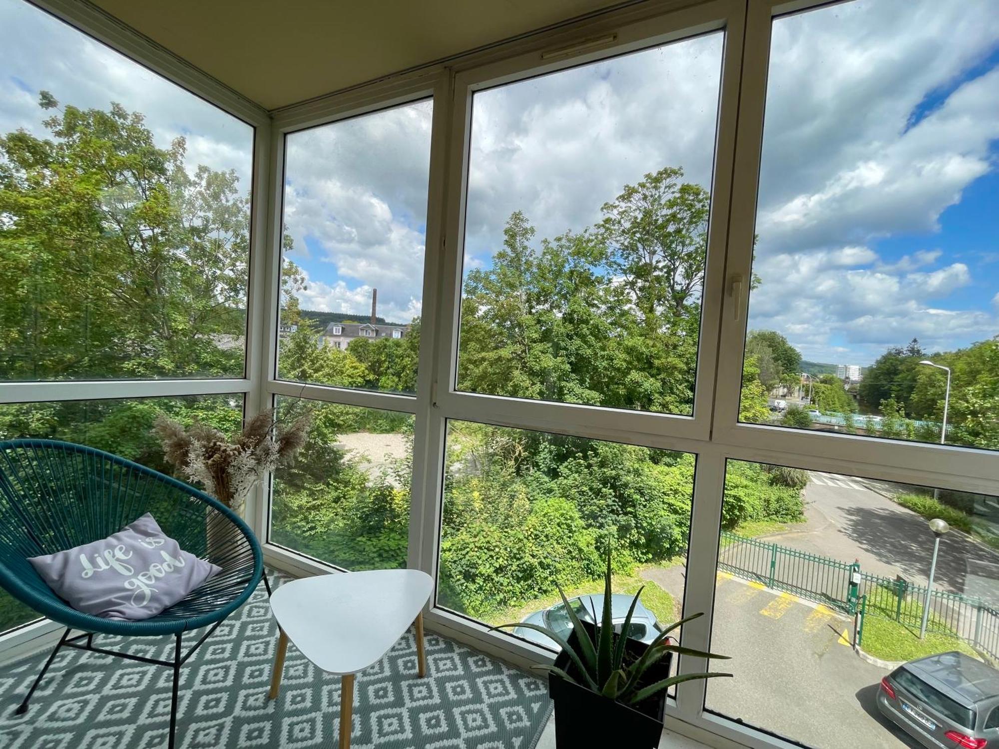 Appartement Avec Loggia Et Parking Prive Louviers Exterior foto
